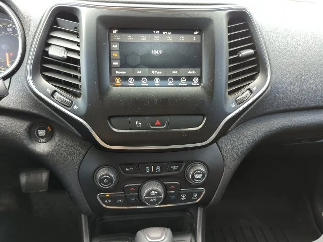 Used 2019 Red Jeep Latitude Plus image 7