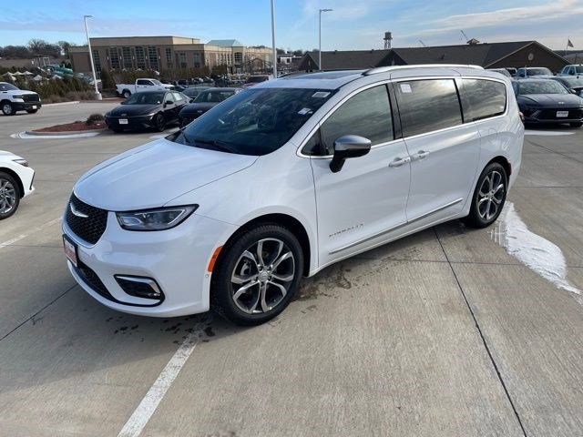 2026 Chrysler Pacifica Pinnacle's photo