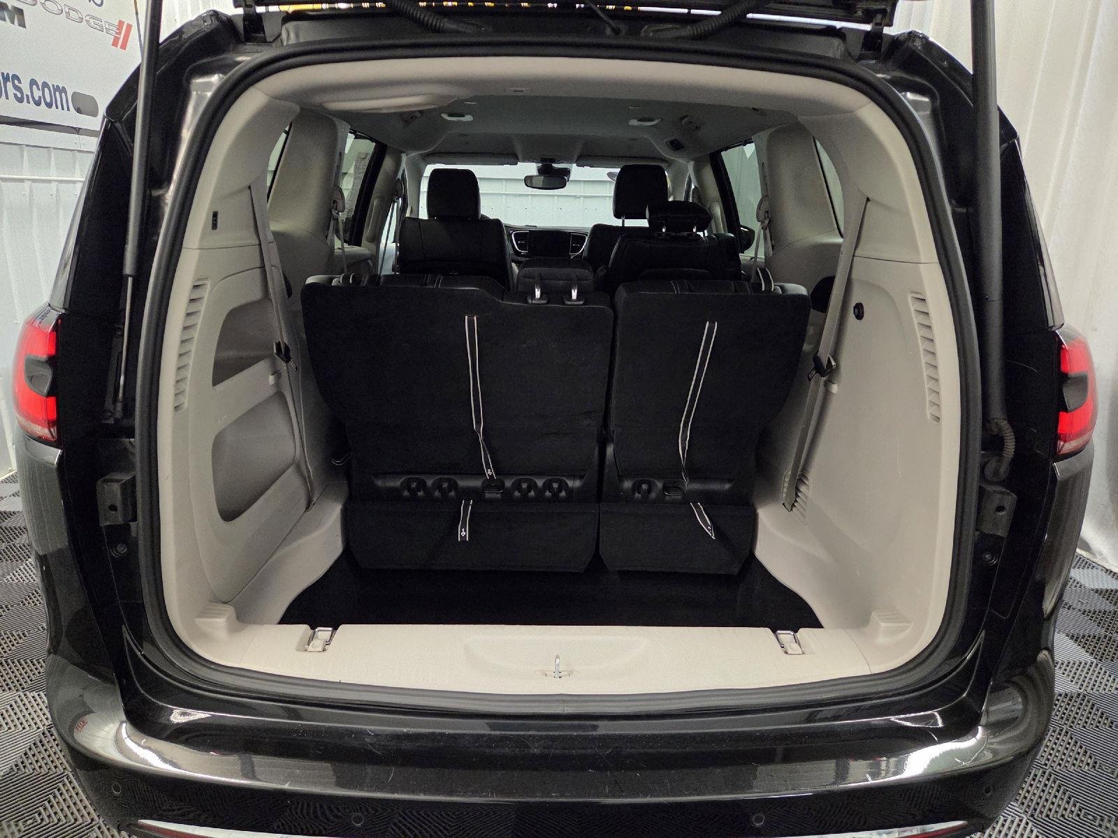 Used 2023 Brilliant Black Crystal Pearlcoat Chrysler Touring L image 10