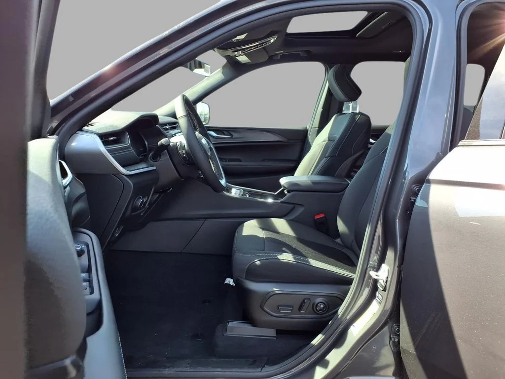 New 2026 Baltic Gray Metallic Clear-Coat Exterior Paint Jeep Laredo image 22