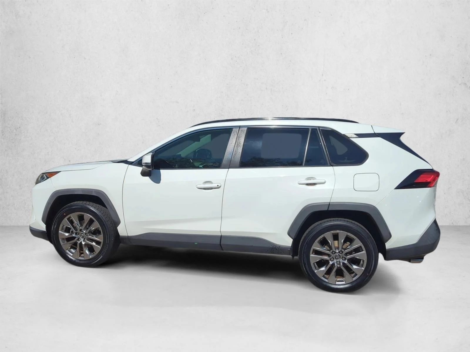 Used 2019 Super White Toyota XLE Premium image 8