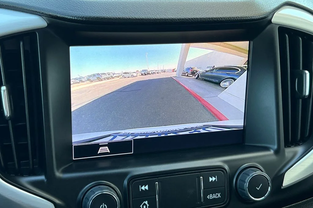 Used 2023 White GMC SLT image 21