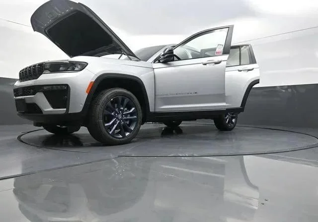 New 2026 Silver Zynith Jeep 85th Anniversary Edition image 32