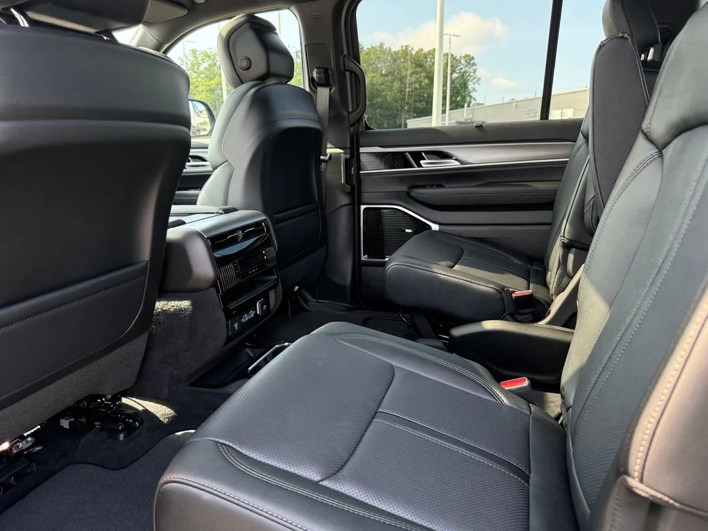 New 2026 Baltic-Gray Metallic Clear-Coat Exterior Paint Jeep Limited Reserve image 20
