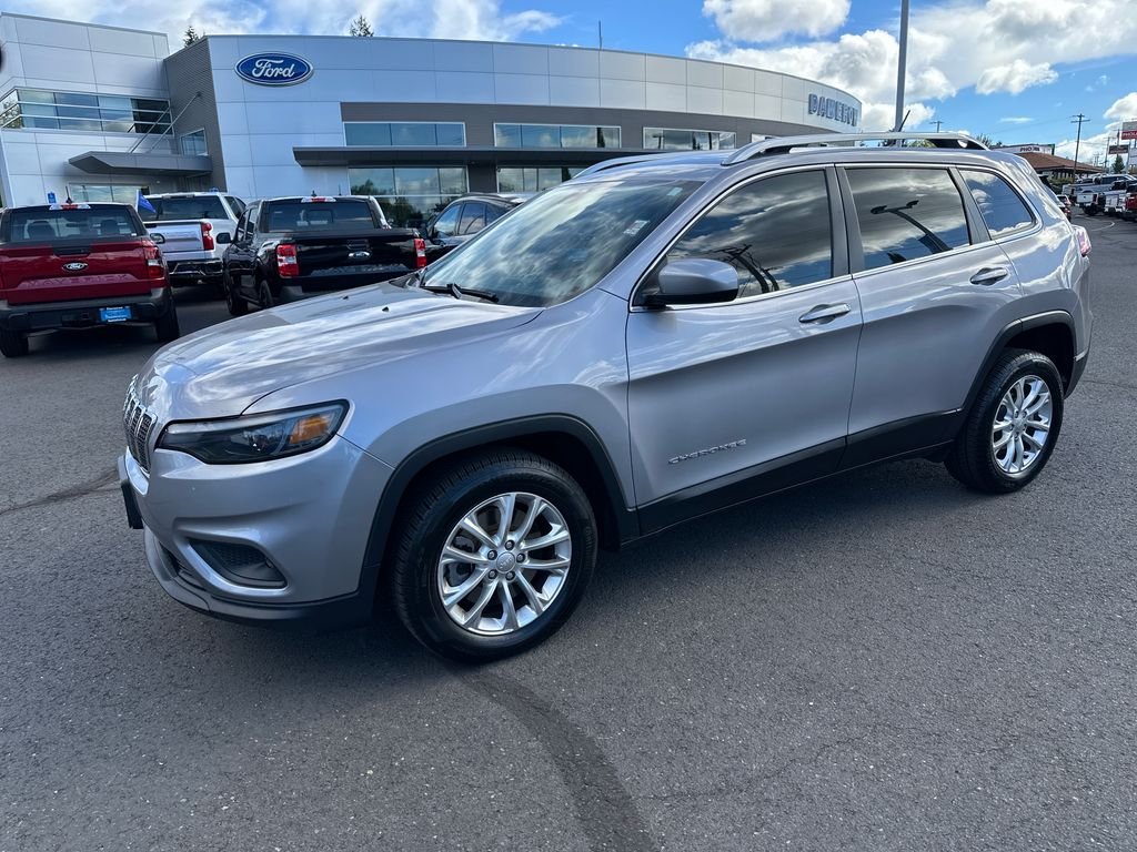 Used 2019 Silver Jeep Latitude image 2
