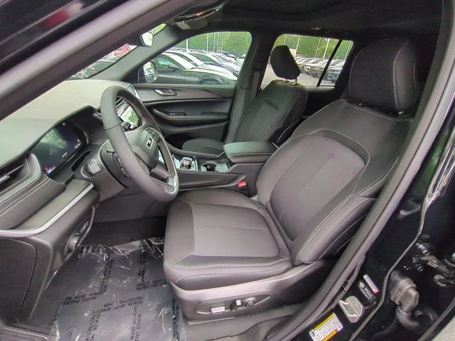 New 2026 Diamond Black Crystal Pearl-Coat Exterior Paint Jeep Laredo X image 16