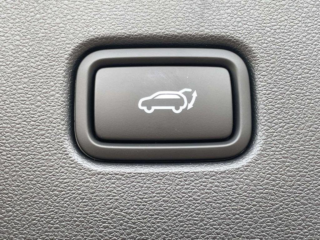 New 2026 White Hyundai SEL FWD image 9