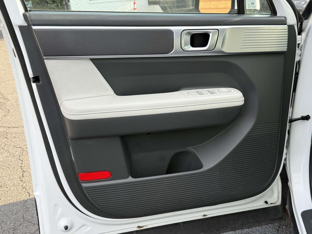 Used 2025 White Hyundai SEL image 28