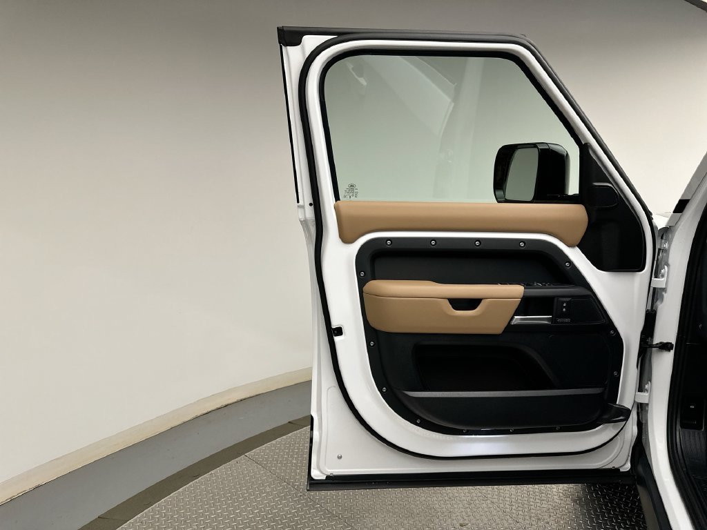 New 2026 Fuji White Land Rover X-Dynamic SE image 9