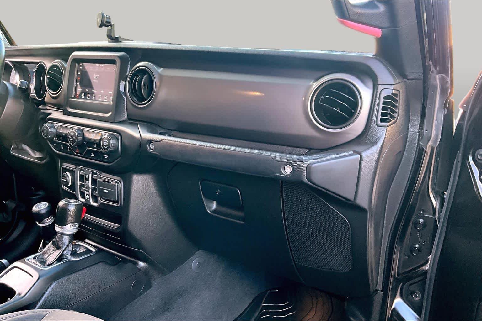 Used 2020 Black Clearcoat Jeep Sport S image 18