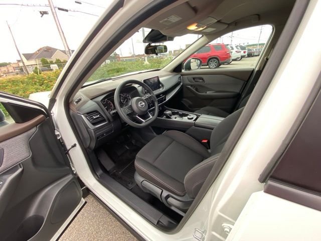 Used 2023 Glacier White Nissan S image 40