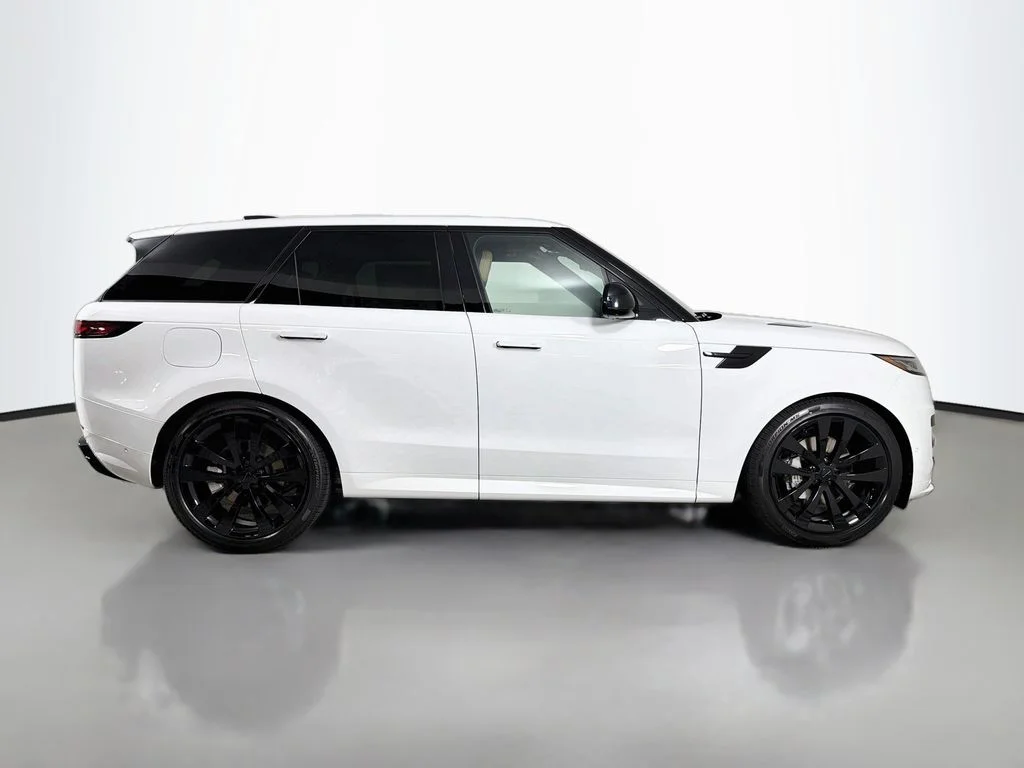 New 2026 Fuji White Land Rover Dynamic SE image 4