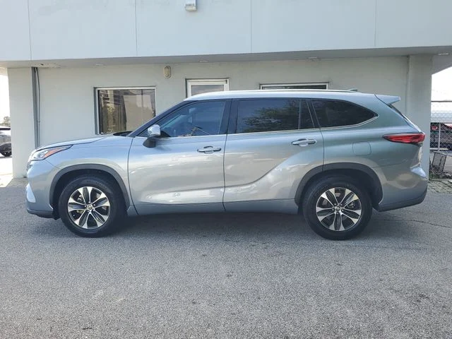 Used 2020  Toyota XLE image 12