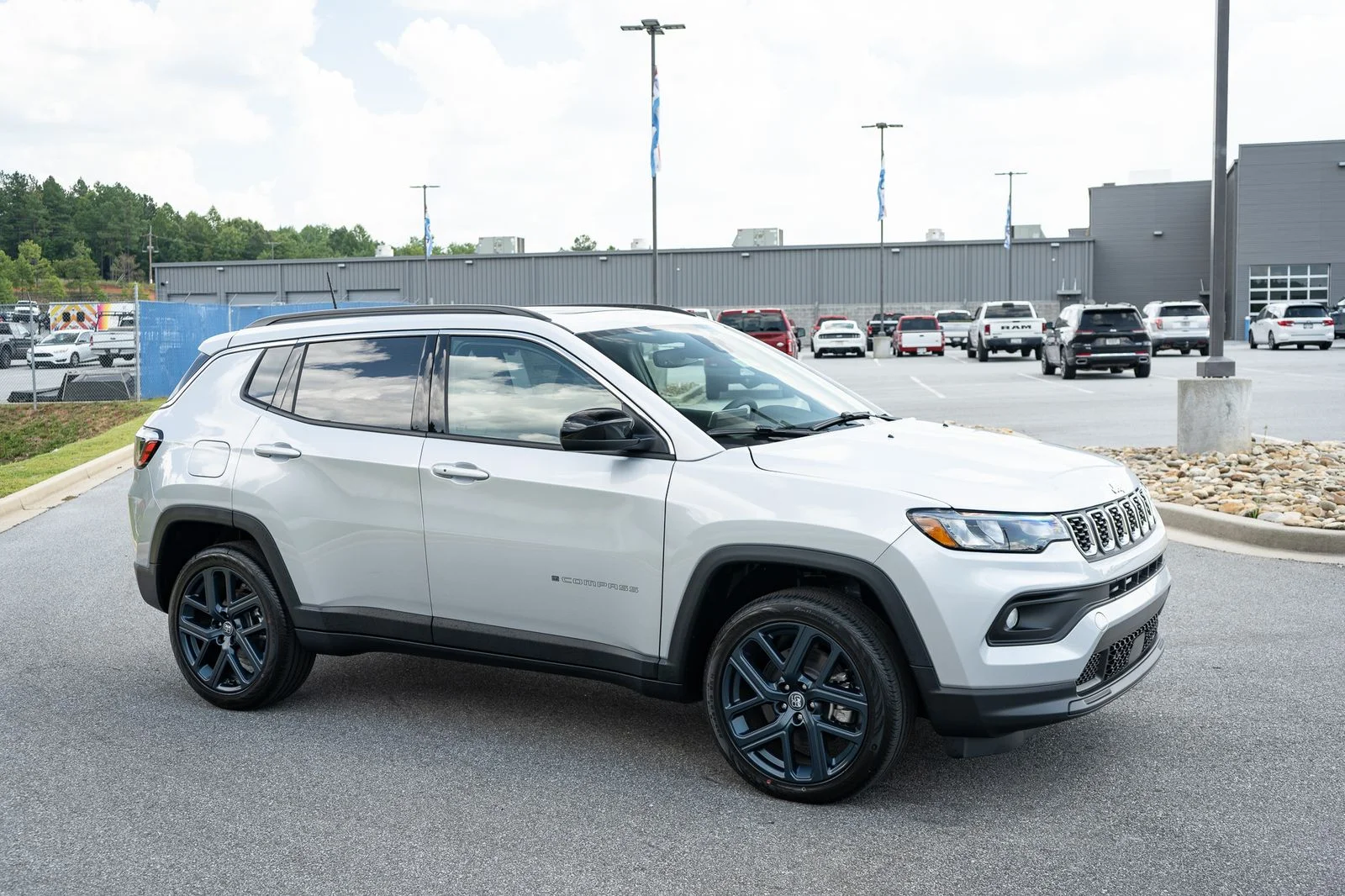 New 2026 Silver Zynith Metallic Clearcoat Jeep  image 12