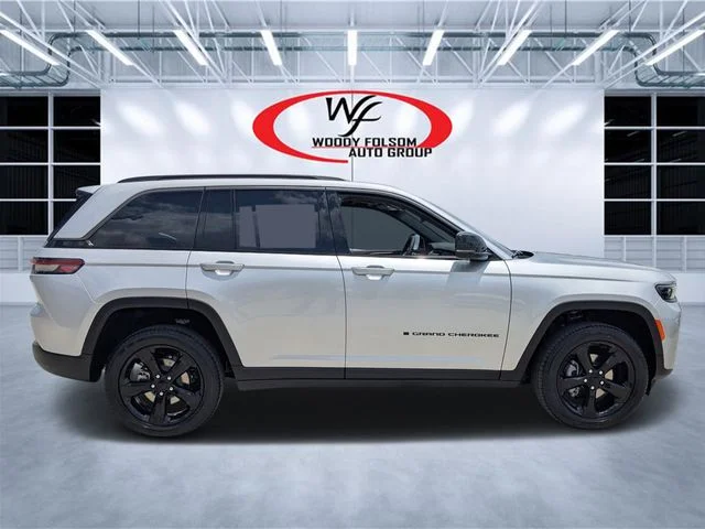 New 2026 Silver Zynith Exterior Paint Jeep Limited image 2
