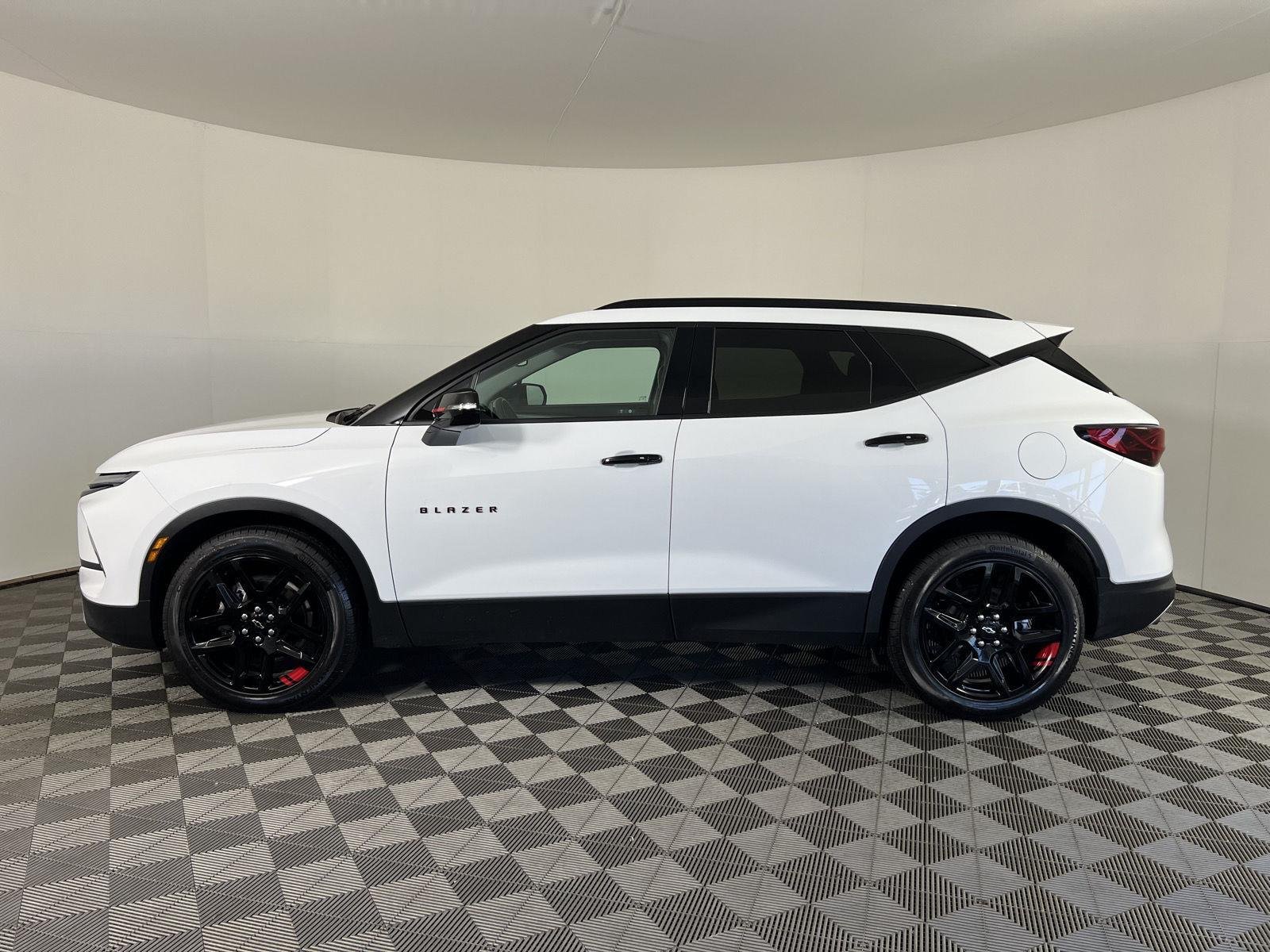 Used 2025 Summit White Chevrolet LT image 28