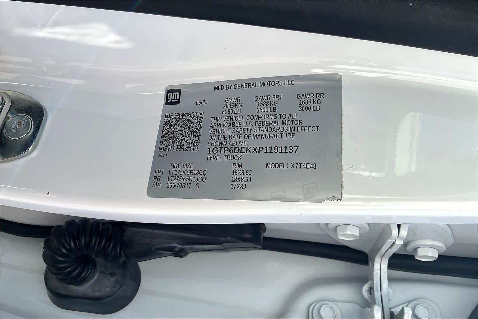 Used 2023 Summit White GMC AT4 image 35