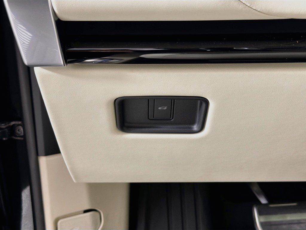 New 2027 Santorini Black Land Rover SE image 10