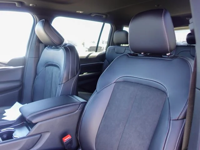 New 2026 Baltic Gray Metallic Clear-Coat Exterior Paint Jeep Laredo image 22