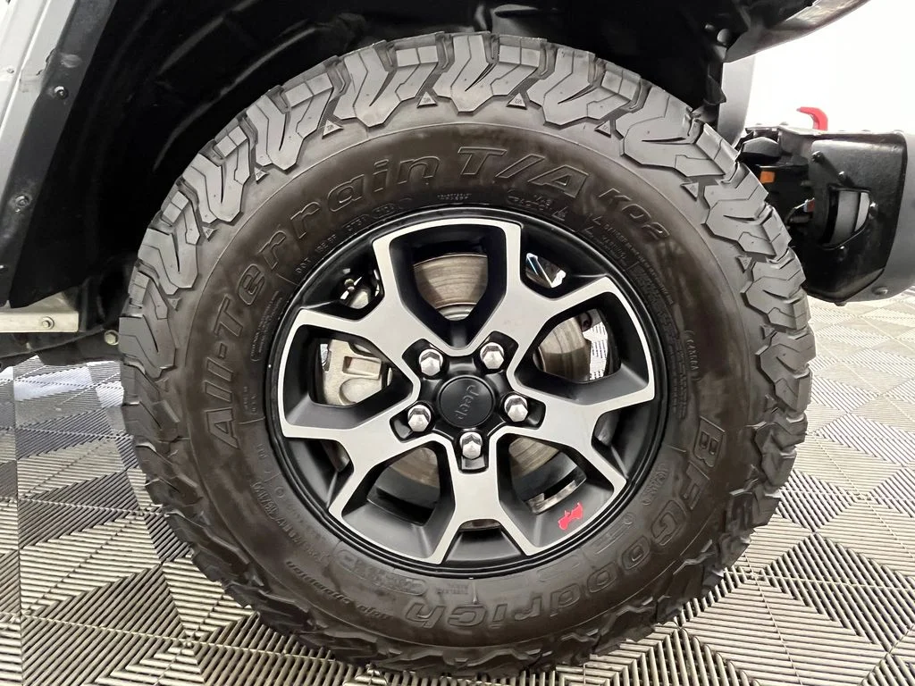 Used 2018 Silver Jeep Unlimited Rubicon image 16