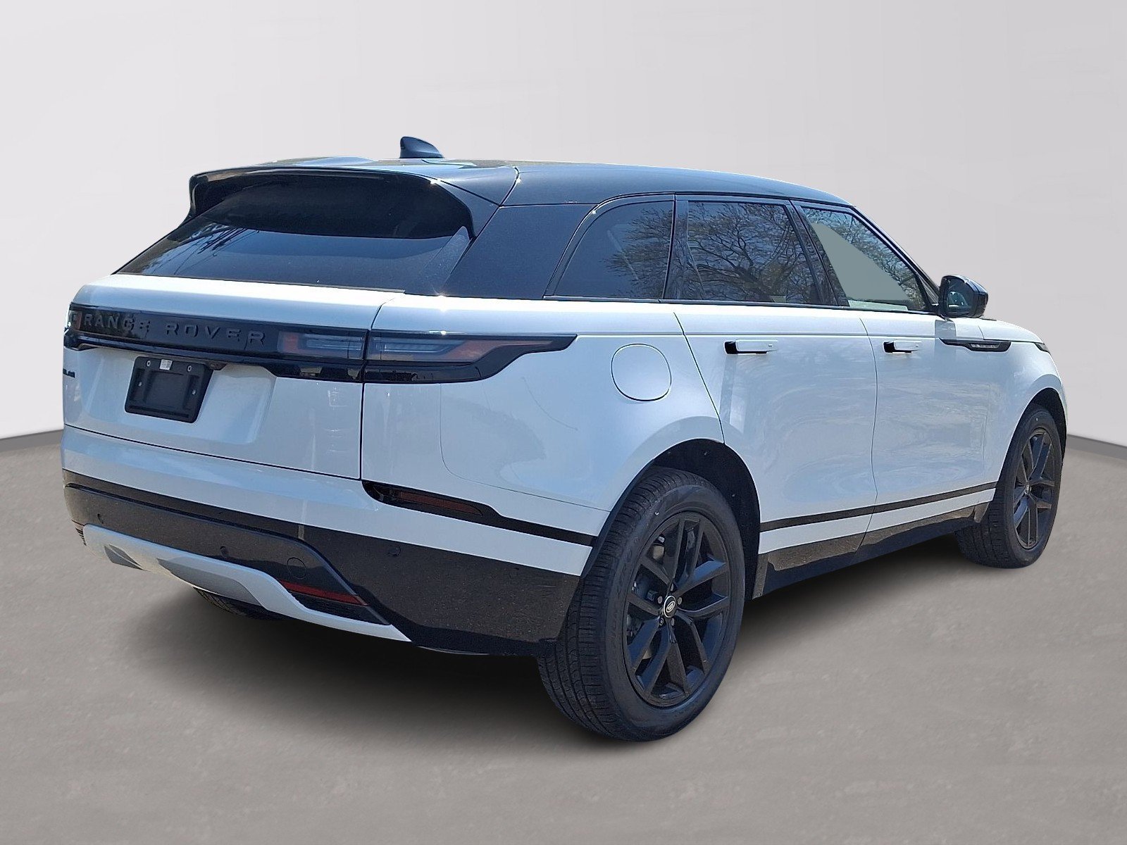 New 2026 Fuji White LAND ROVER Dynamic SE image 3