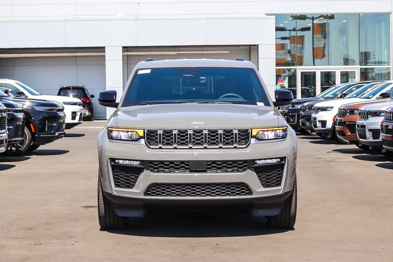 New 2027 Sting-Gray Clear-Coat Paint Jeep Limited image 2