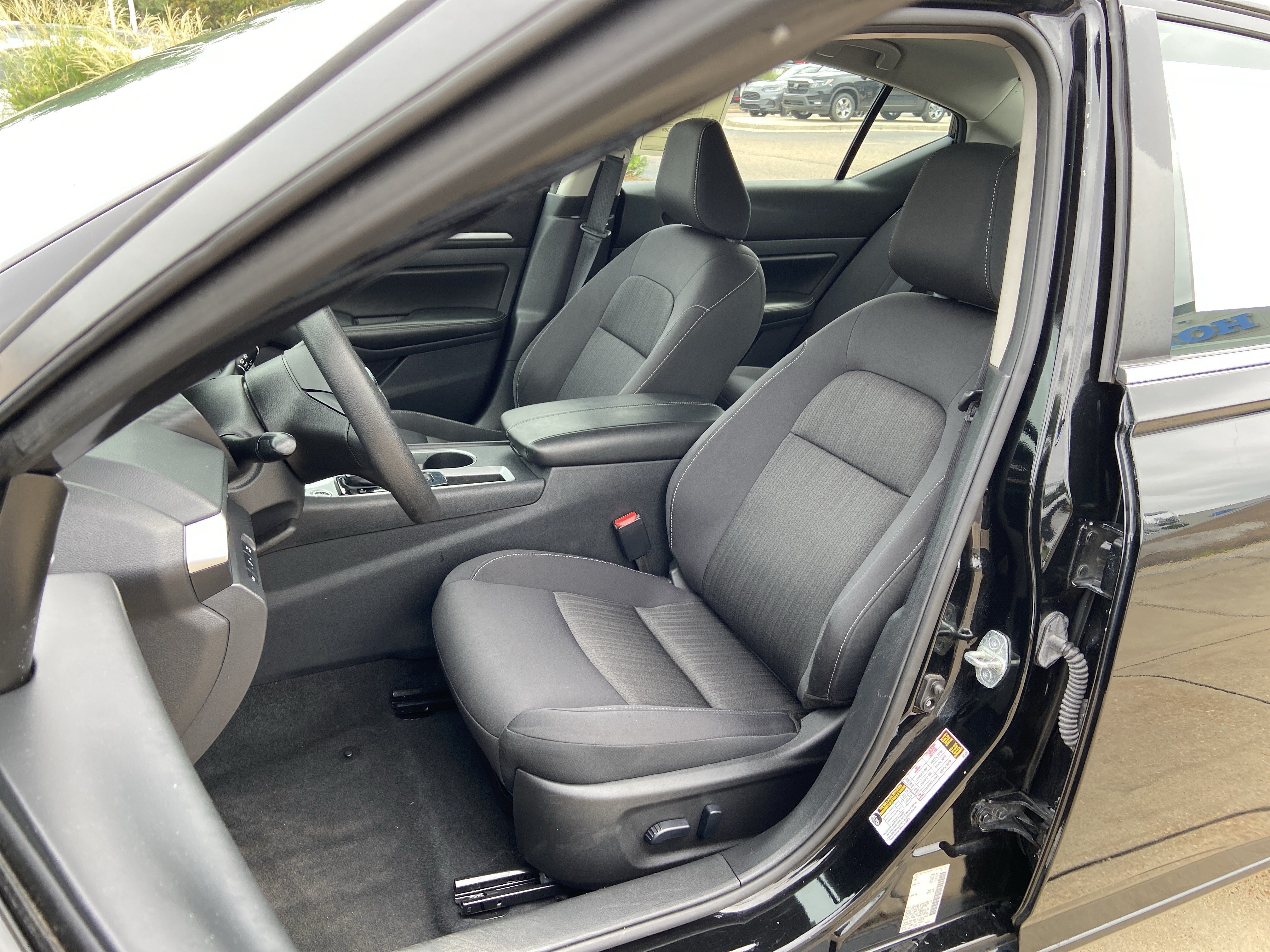 Used 2022 Super Black Nissan 2.5 SV image 18