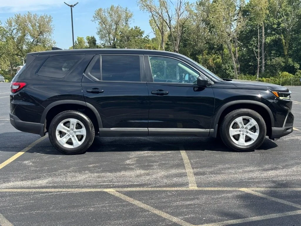 Used 2023 Black Honda LX image 3