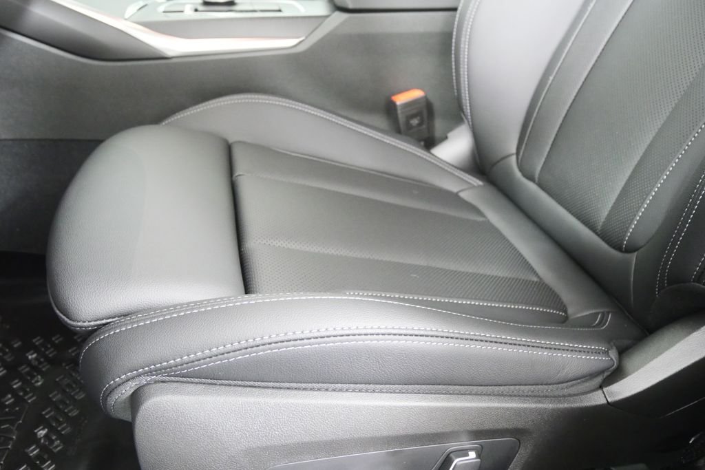 New 2026 Mineral White Metallic BMW 330i xDrive image 9