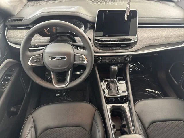 Used 2025 Red Jeep Latitude image 27