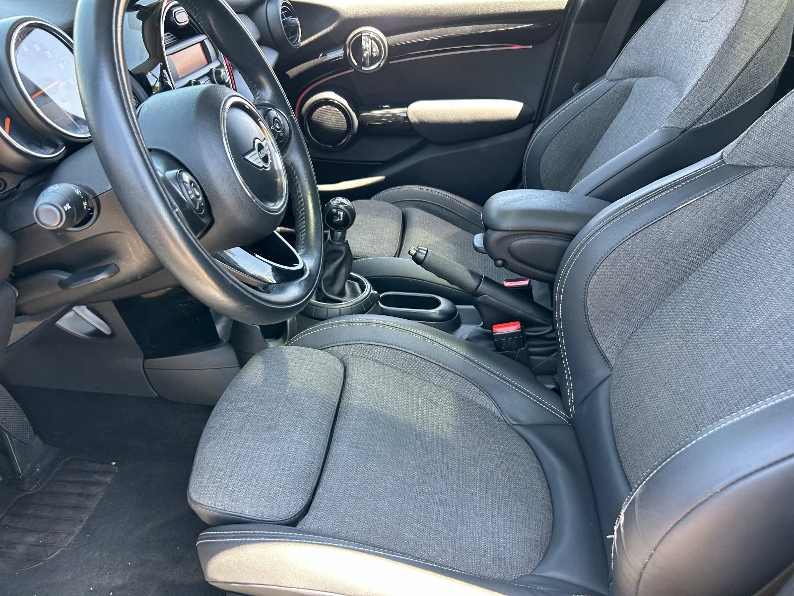 Used 2016 White Silver Metallic MINI S image 25