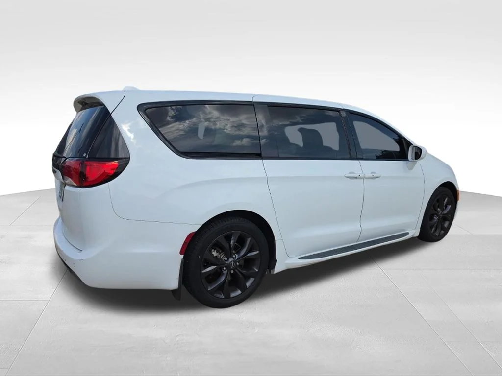 Used 2020 White Chrysler Touring image 10