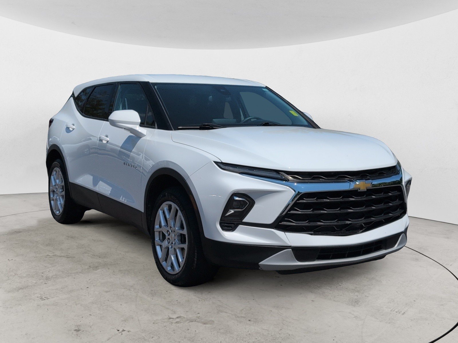 Used 2024 Summit White Chevrolet LT image 2