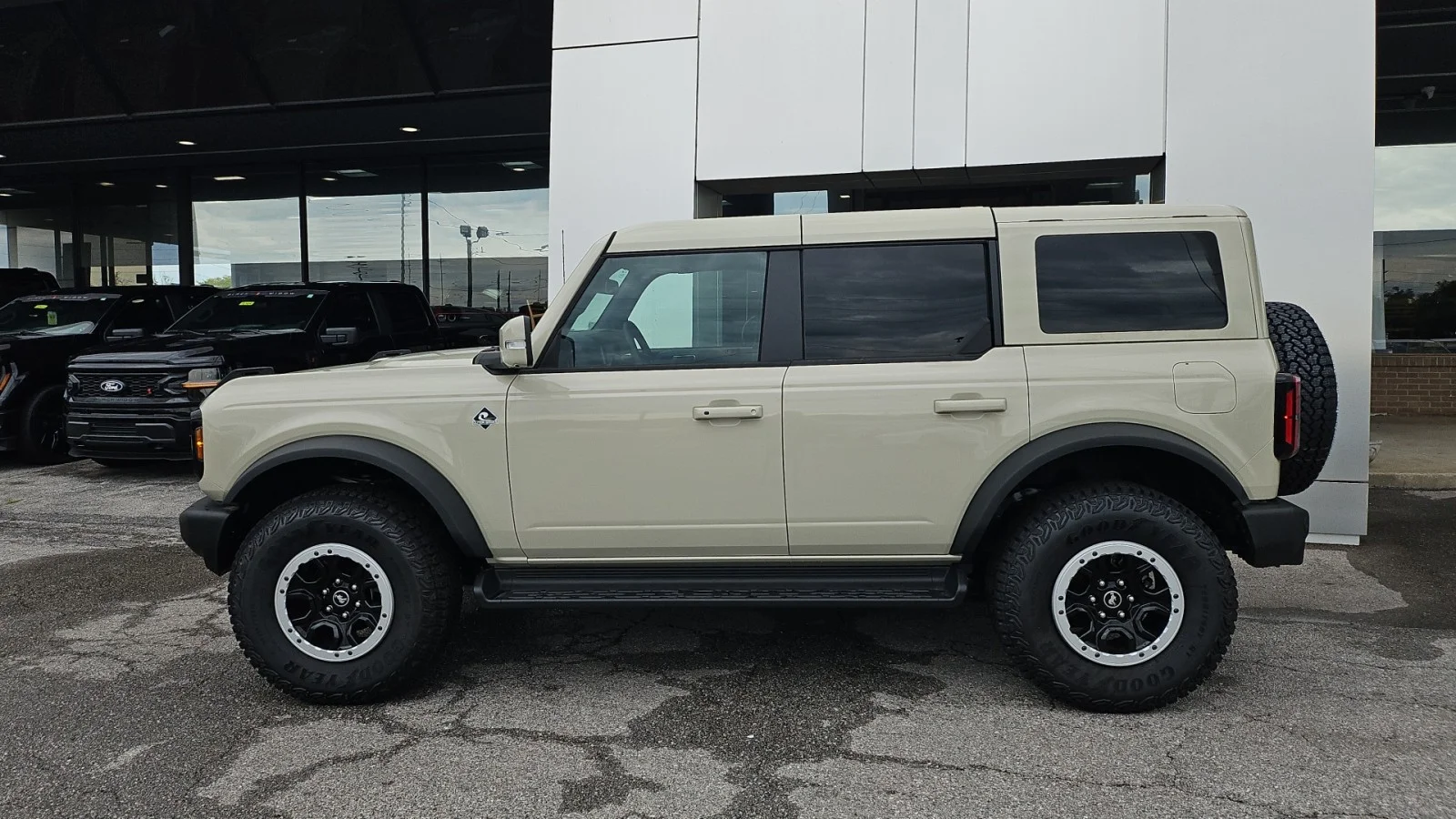 New 2025 Desert Sand Ford Outer Banks image 3