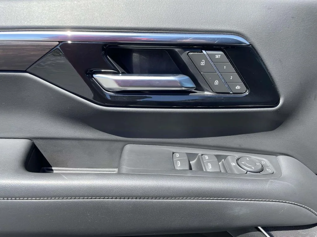 Used 2025 Black Chevrolet Z71 image 20