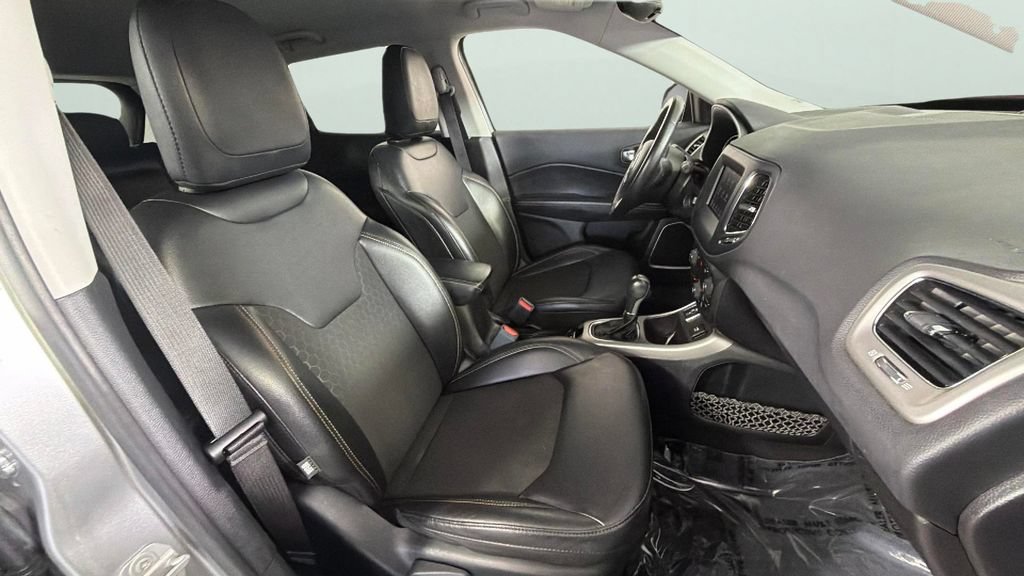 Used 2020 Silver Jeep Latitude FWD image 32