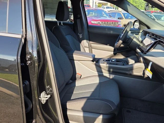 New 2026 Diamond Black Crystal Pearlcoat Jeep Laredo image 15