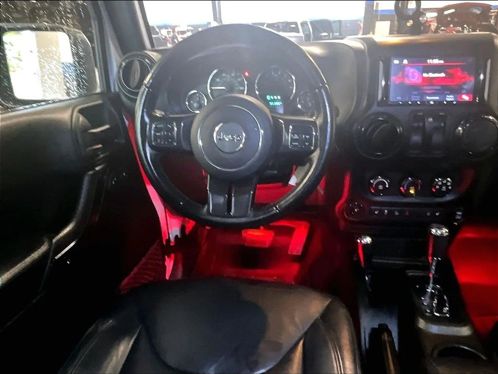 Used 2017 White Jeep Sahara image 17