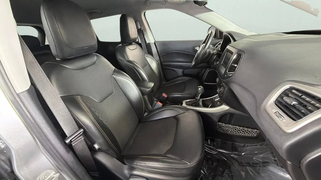 Used 2020 Silver Jeep Latitude FWD image 32