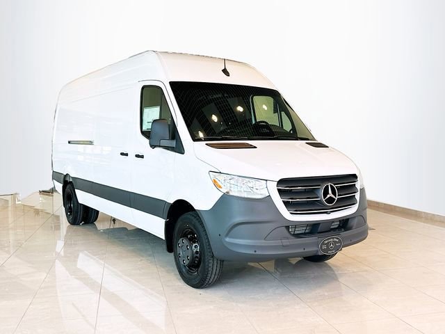 New 2026 Arctic White Mercedes-Benz Cargo 170 WB image 29