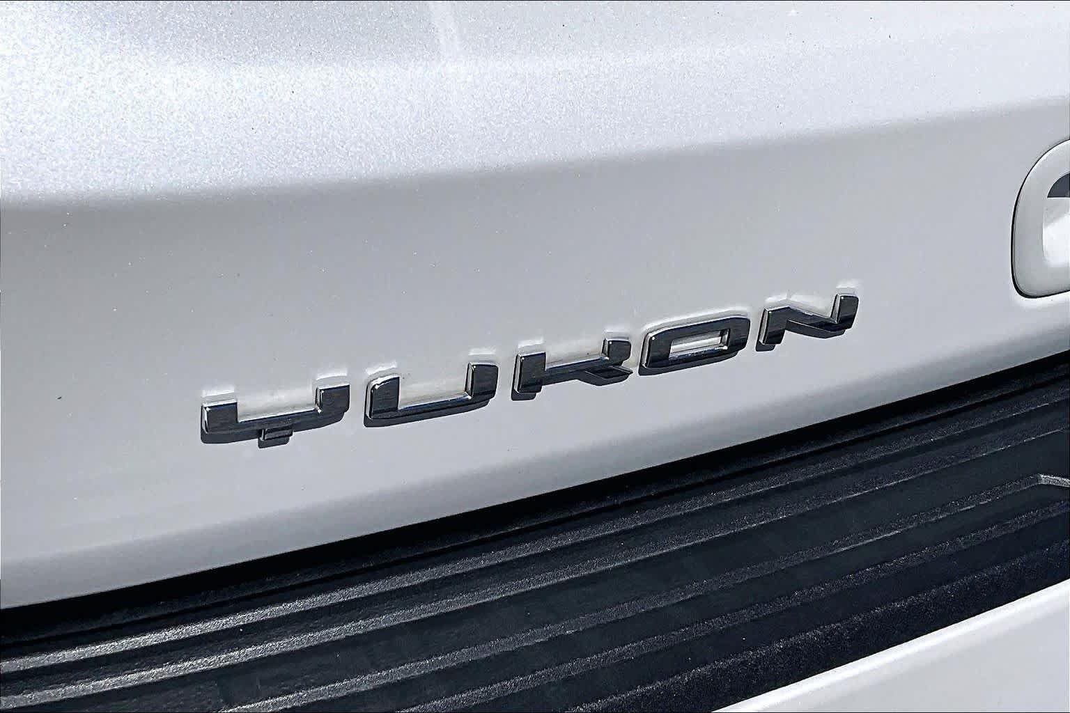 Used 2024 White Frost Tricoat GMC Denali image 31
