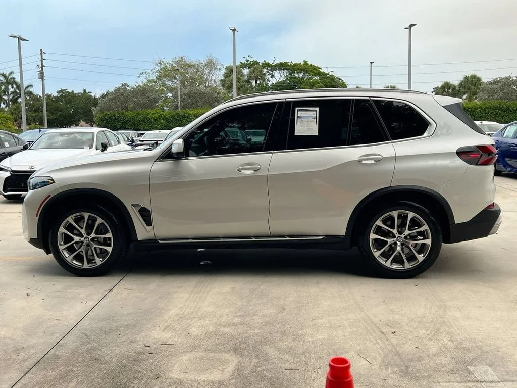 Used 2025 White Metallic BMW sDrive40i image 4
