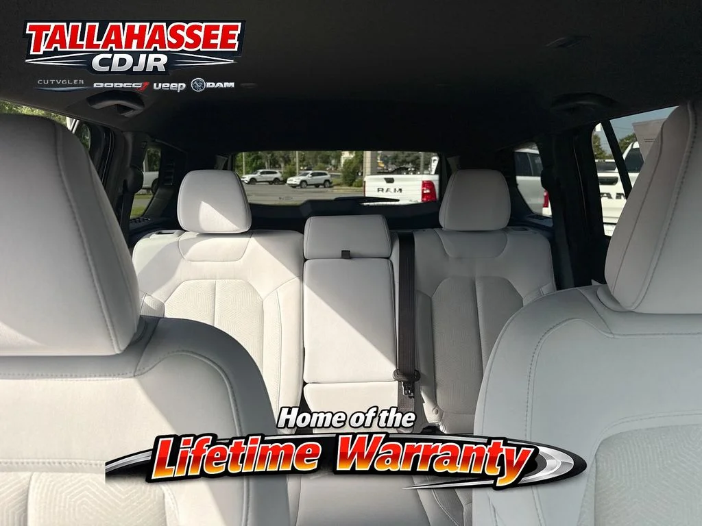 New 2026 Diamond Black Crystal Pearlcoat Jeep Laredo image 27