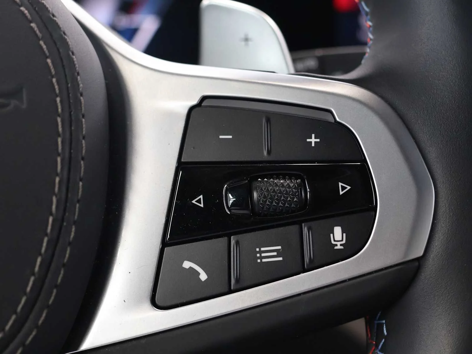 Certified Used 2025 Skyscraper Grey Metallic BMW M60i image 25