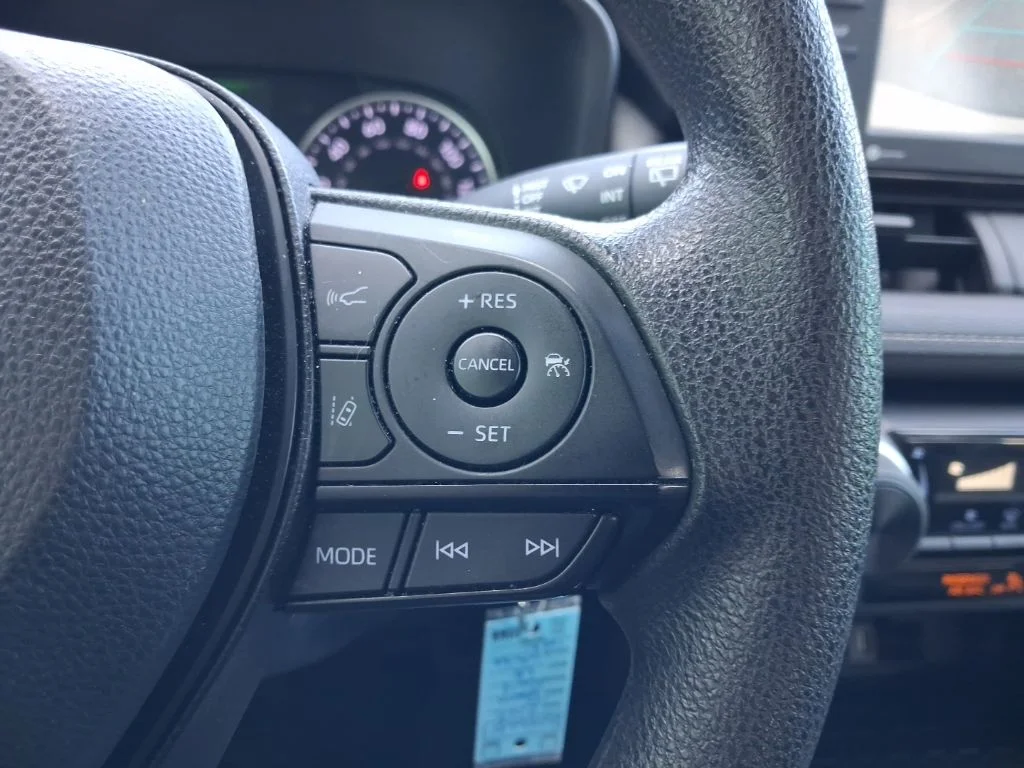 Used 2022 White Toyota LE image 27