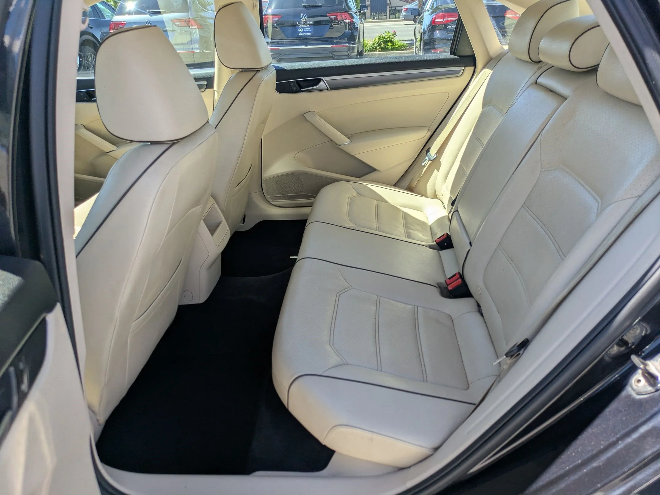 Used 2017 Deep Black Pearl Volkswagen R-Line w/Comfort Pkg image 25