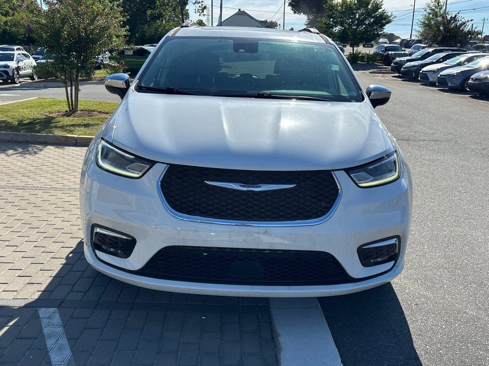 Used 2023  Chrysler Limited image 8