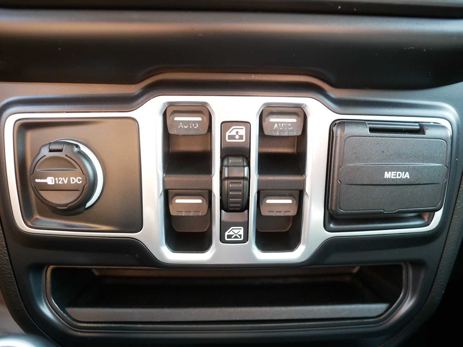 Used 2018 Bright White Jeep Sahara image 31