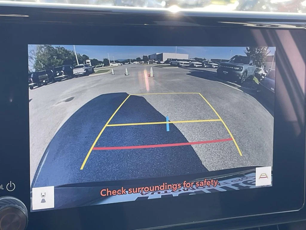 2025 Toyota RAV4 XLE - Photo 17