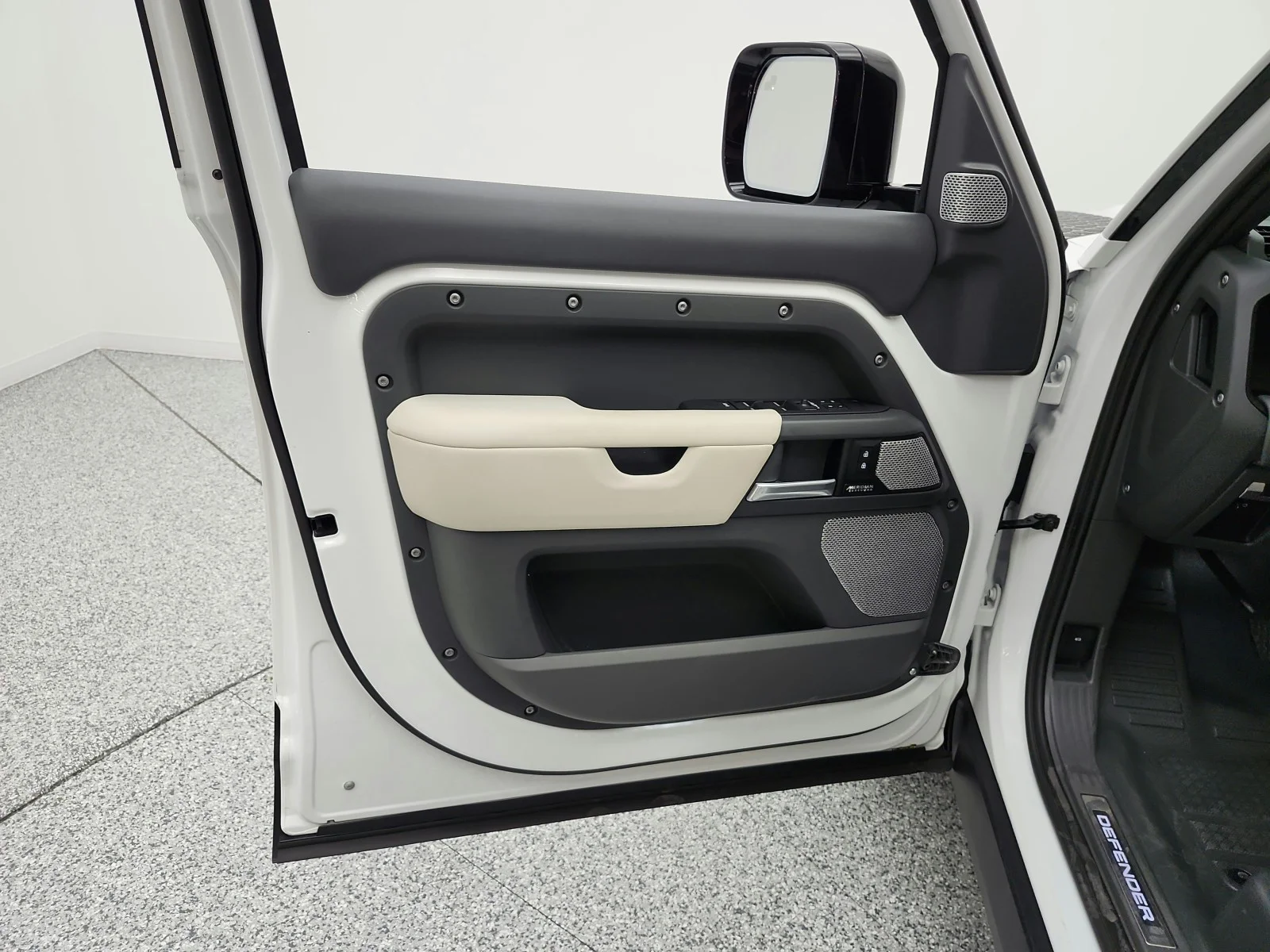 Used 2024 Fuji White Land Rover 130 P400 X-Dynamic SE image 15